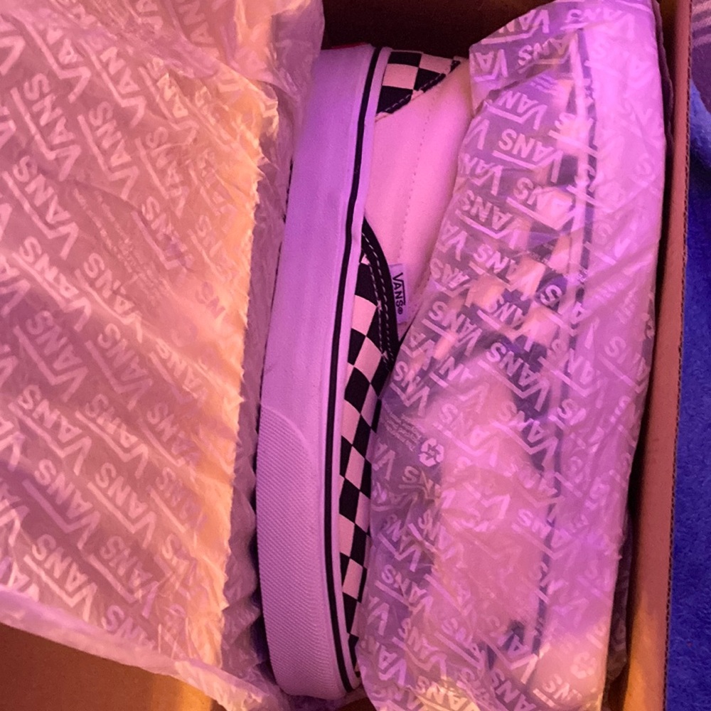 im selling classic slip on vans (BRAND NEW)